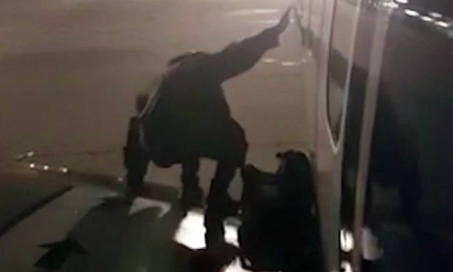 Απίστευτο βίντεο: Άναυδοι οι αεροσυνοδοί – Επιβάτης πτήσης βγήκε στο φτερό του αεροσκάφους για να…